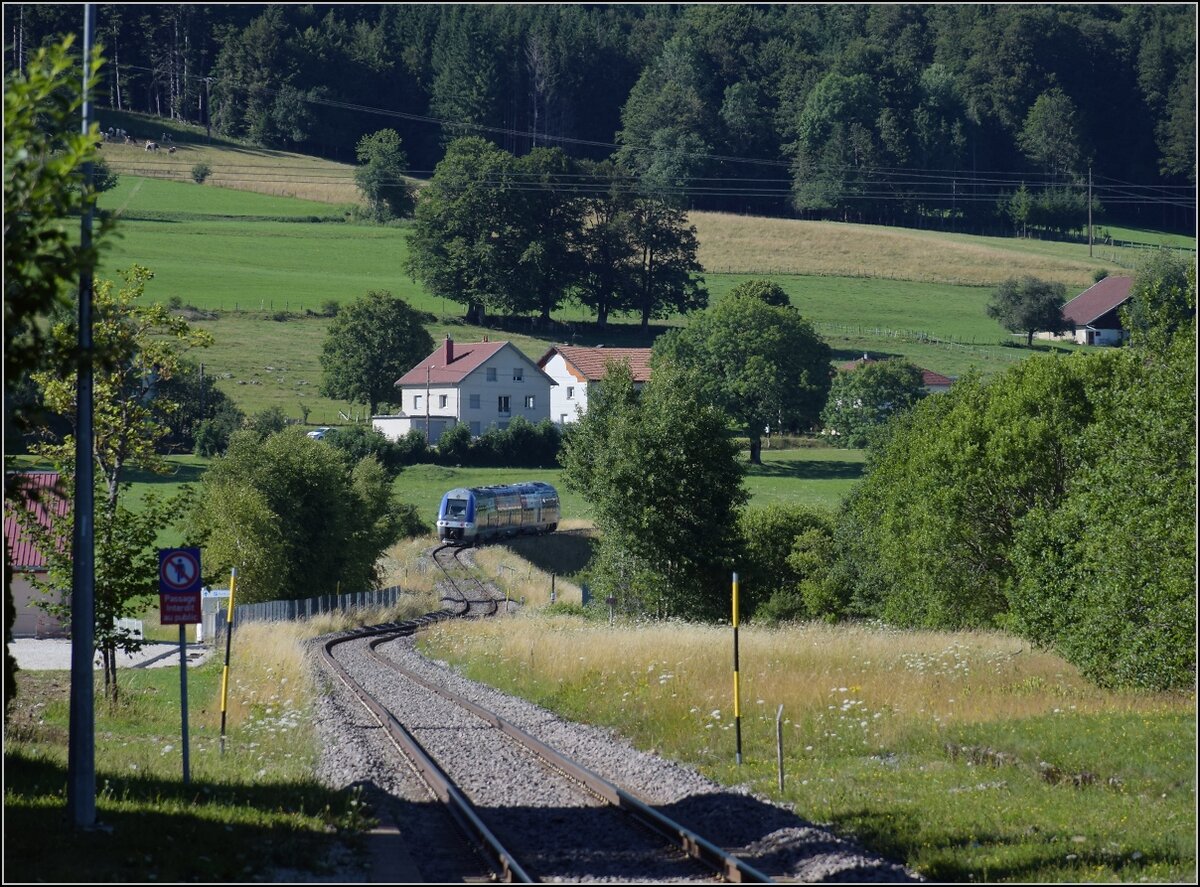 Ligne des Horlogers.

X 76679/80 verlässt Gilley, um die letzten Meter zum 896 m hohen Tunnel am Col de Tonet zu erklimmen. Juni 2022.