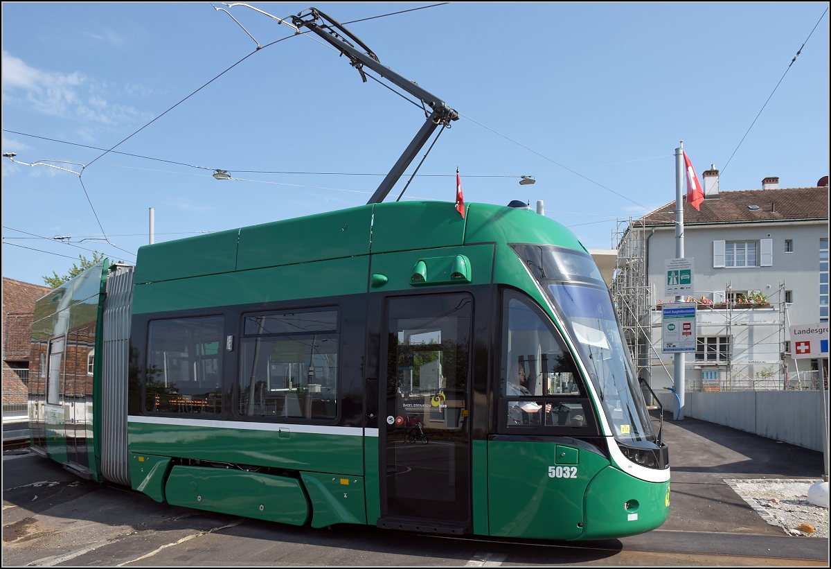 Linie 3 nach Frankreich. Flexity 5032 macht rund um das Zollgebäude Kehrt nach Basel. Wer genau hinschaut, entdeckt sogar das Schild Landesgrenze, das ich leider erst nachträglich zur Hälfte im Bild gefunden habe. 
St. Louis, Juli 2017.