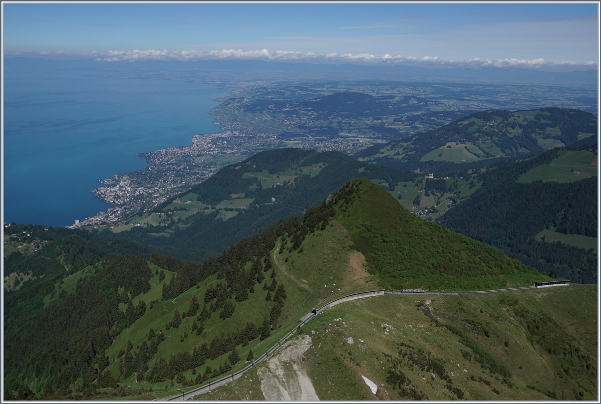 Links im Bild nochmals die Haltestelle La Perche, recht im Bild der Bhe 4/8 welcher Kürze die Station Jaman erreichen wird und im Hintergurnd ein Blick über das Lavaux und den Genfersee. 
Dieses Bild wurde vom Rochers de Naye aus aufgenommen.
28. Juni 2016