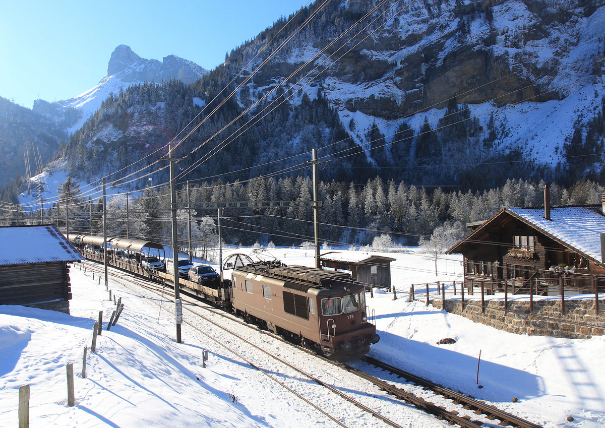 Lok 175 von 1972 in Kandersteg. Diese gefälligen braunen Loks sind ziemlich weitgehend aus dem Güterverkehr (und aus dem Personenverkehr sowieso) verschwunden und vor allem an den Autotransportzügen noch im Einsatz. 7.Januar 2021 