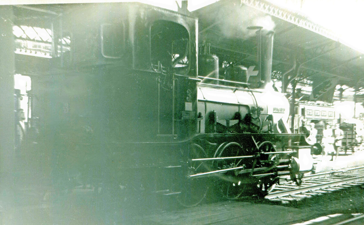 Lok Ed 3/3 3  Langnau  bereit zur Abfahrt aus dem damaligen Bahnhof Bern. Im Hintergrund eine Ae3/6 I. Es handelt sich um eine Jubiläumstour der Firma Cook. 6.Juli 1963 
