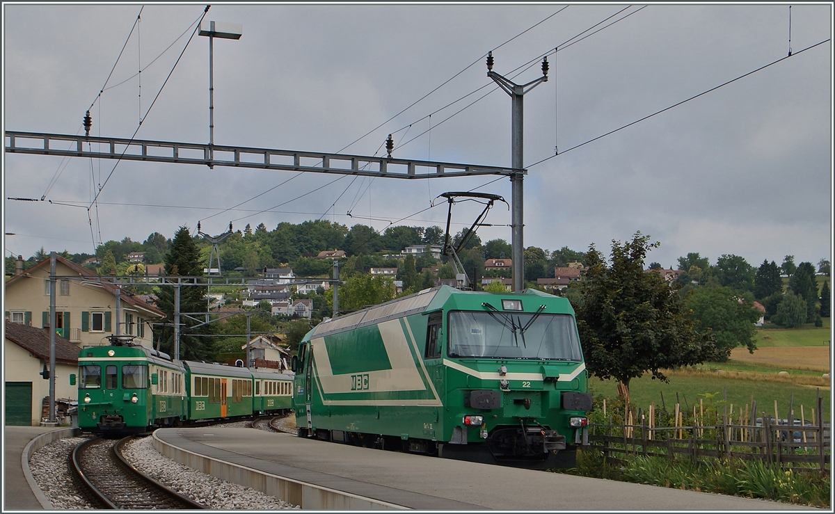 Lok- und Regionalzug kreuzen sich in Yens. 
2. Juli 2014
