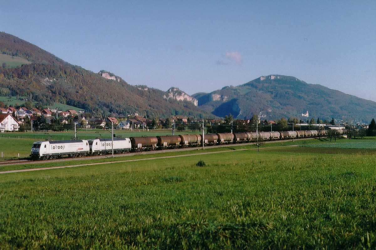 Lokop: Ein sehr seltener Kesselwagenzug, bespannt mit einer Re 486 Lokop-Doppeltraktion, bei Niederbipp im Jahre 2001. Bei den Re 486 handelte es sich um die modernsten E-Loks der ehemaligen Mittelthurgaubahn. Inzwischen wurden s�mtliche dieser Fahrzeuge verkauft.
Foto: Walter Ruetsch  