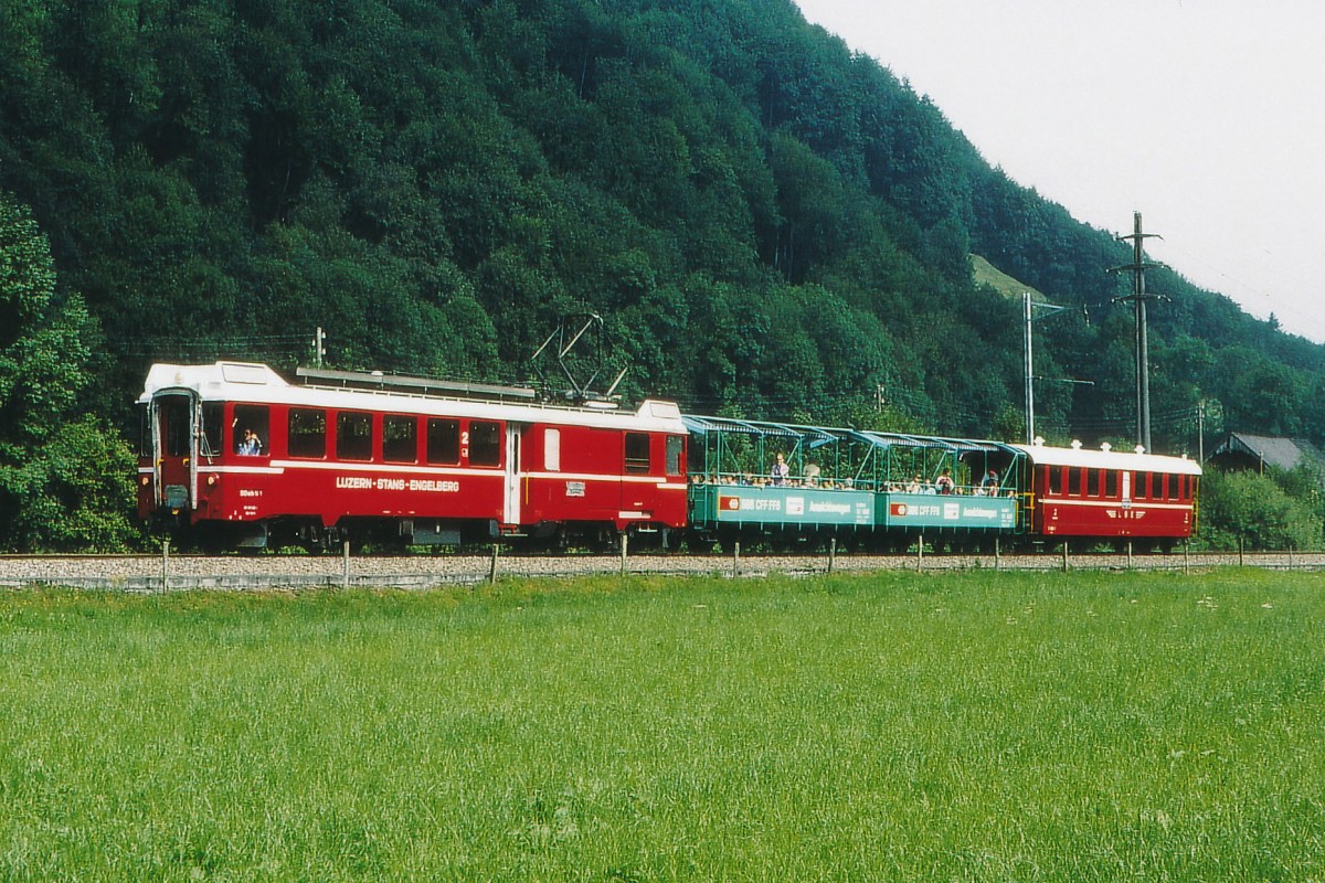 LSE: Erinnerung an die Luzern - Stans - Engelberg - Bahn. Sonderzug mit BDeh 4/4 aus dem Jahre 1964, Sommerwagen und dem ehemaligen Brünigwagen B4 mit oP im Sommer 1995. Der ehemalige Brünigwagen galt als allerletzte Reserve und war nur sehr selten im Einsatz fotografierbar. Per 1. Januar 2005 fusionierte die SBB (Brünigbahn) mit der LSE zur Zentralbahn.
Foto: Walter Ruetsch