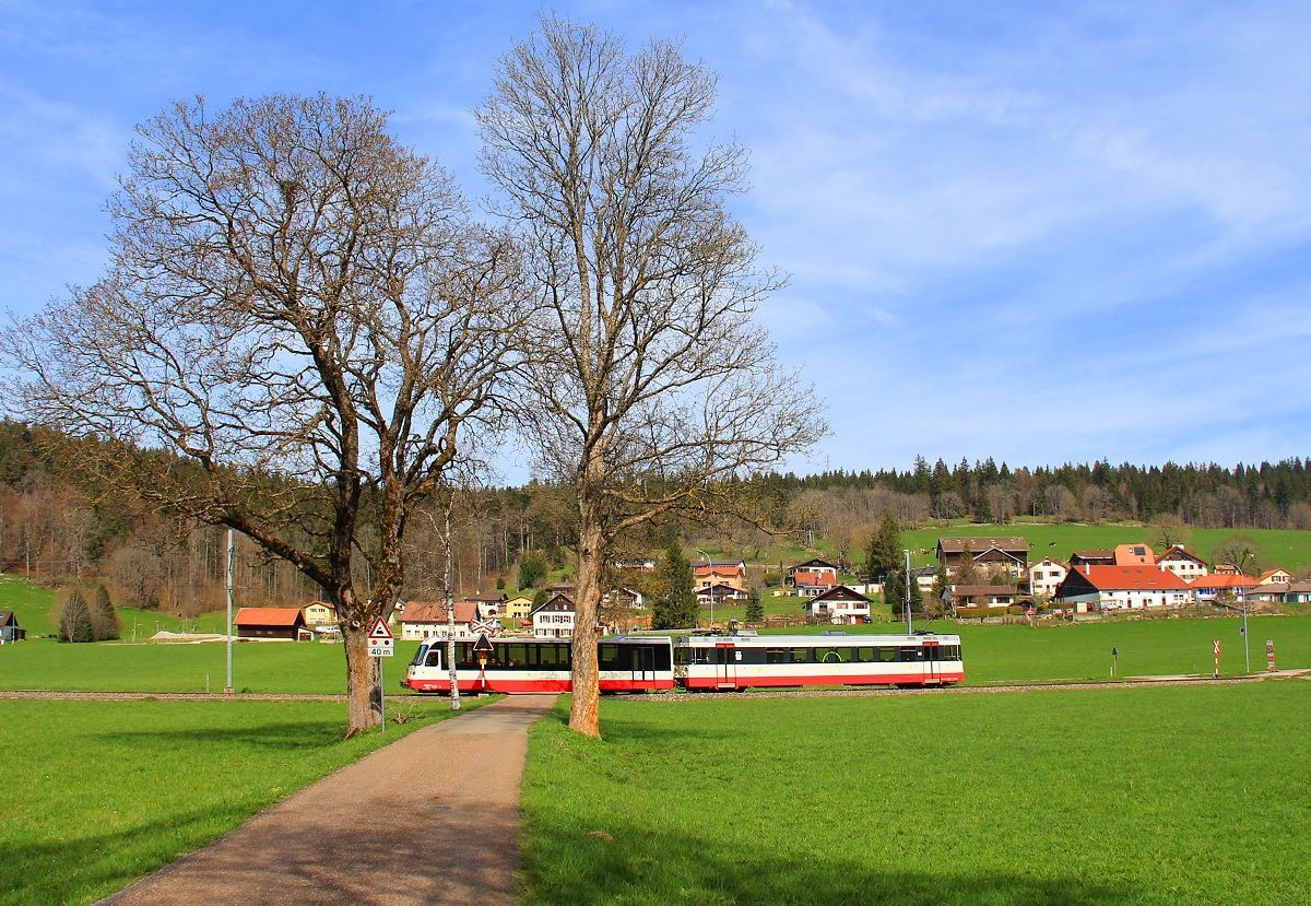 Malerische Bahnübergänge, gerade befahren von Triebwagen 6 und Salon-Steuerwagen ASt 21. 21.April 2016. 