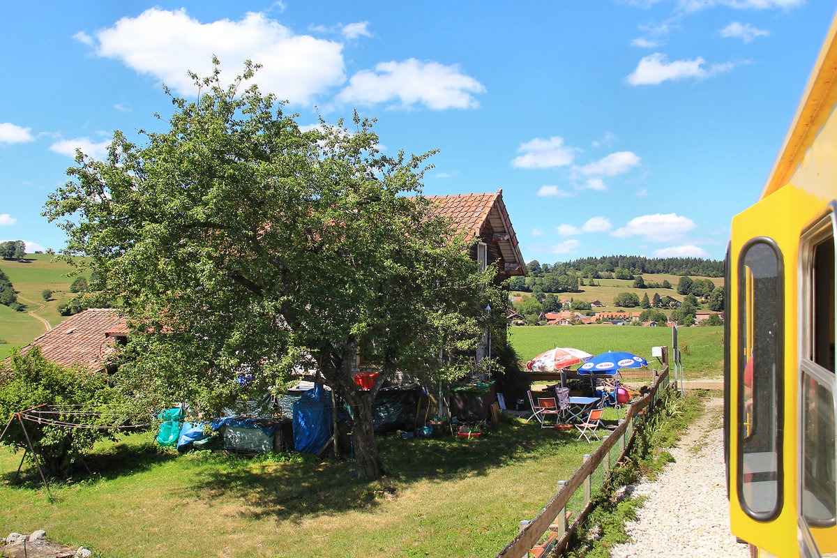 Man kann sich ausmalen, dass hier jahrelang Menschen gem�tlich wohnten, nachdem die Bahn l�ngst verschwunden war. Und jetzt ist sie wieder da... 11.August 2018 