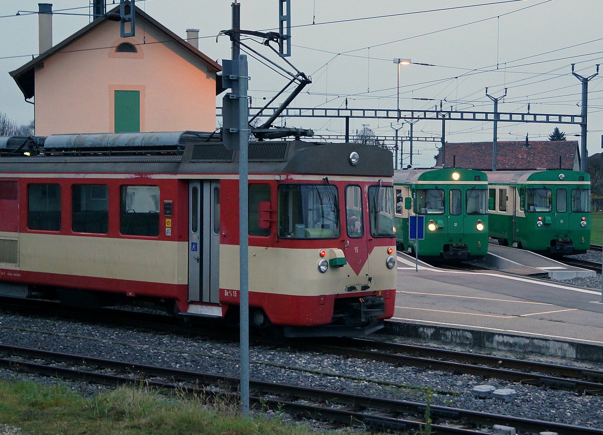MBC/BAM: Zusammentreffen von Zügen nach L'Isle, Bière und Morges. Diese Aufnahme ist am 4. Dezember 2014 um 08.49 h in Apples bei sehr schlechter Witterung entstanden.
Foto: Walter Ruetsch