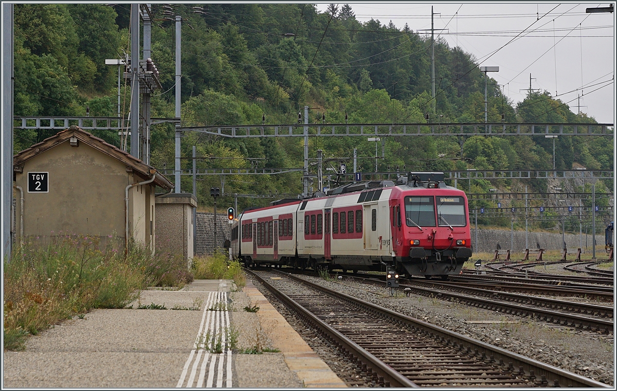 Mein allerletztes Bild des TRAVYS RBDe 560 384 (RBDe 560 DO TR 94 85 7 560 384-0 CH-TVYS)  Lac de Brenet  am letzten Betriebstag vor der Umstellung auf die Flirt-Flügelzüge bei der Ausfahrt in Vallorbe.

6. Aug. 2022
