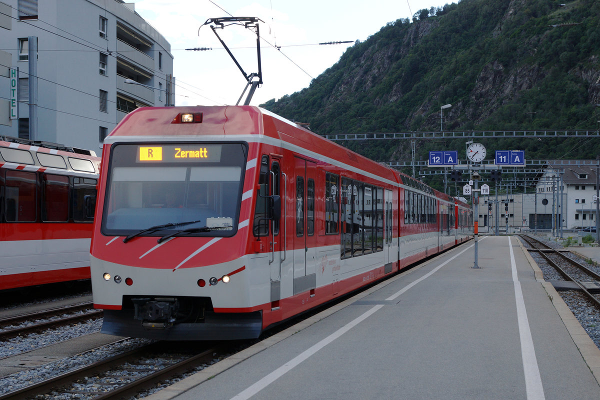 MGB: Bahnhof Brig mit Regionalzügen von Zermatt und nach Visp am späten Abend des 19. Juni 2016.
Foto: Walter Ruetsch