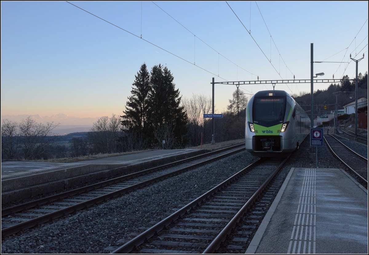 Mika RABe 528 104 in Les Hauts-Geneveys. Im Hintergrund drängt sich der abendliche Mont Orange.... pardon Mont Blanc ins Bild. Februar 2022.