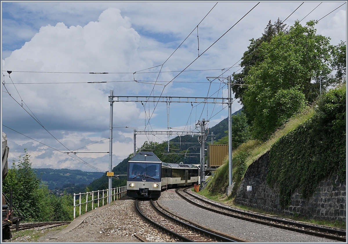 Mit dem Ast 117 trifft der MOB PE 2115 von Zweisimmen nach Montreux in Chamby ein. 

13. Juni 2020