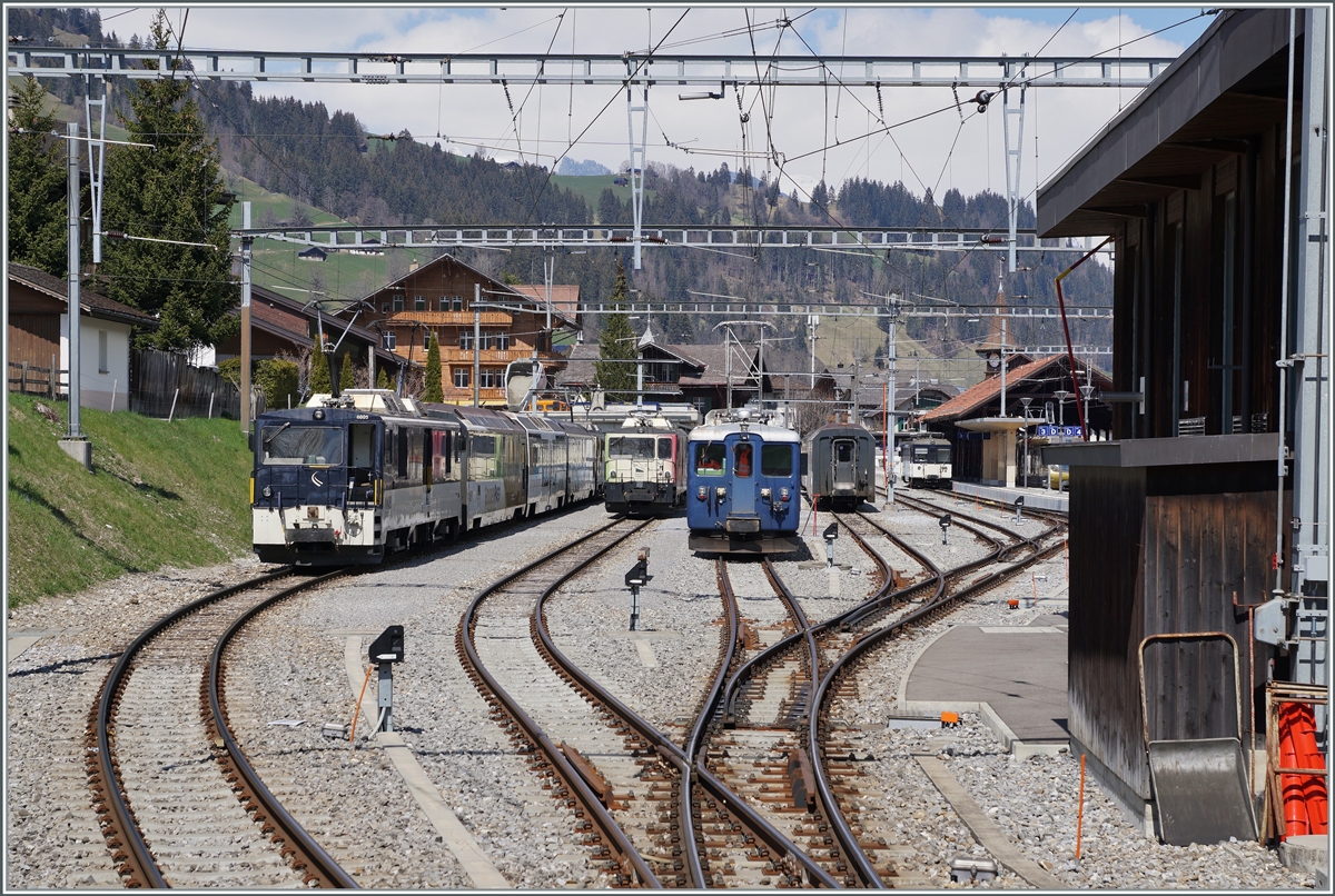 Mit dem Fahrplanwechsel Mitte Dezember 2020 endete der Plandienst der MOB GDe 4/4 Serie 6000. Die von den Kilometer her stärker beanspruchten MOB GDe 4/4 6001 - 6004 werden ausrangiert, während die beiden ex GFM TPF und heutige MOB GDe 4/4 6005 und 6005 noch für Dienstzüge vorgehalten werden. MOB GDe 4/4 6005 und 6006, ein aufgebügelte BDe 4/4 mit Dienstzug sowie im Hintergrund ein Be 4/4  Biperlisi .

14. April 2021
