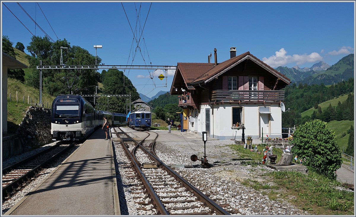 Mit dem MOB Alpina ABe 4/4 9303 erreicht ein Regionalzug nach Montreux den kleinen Bahnhof von Allieres. 

23. Juni 2018