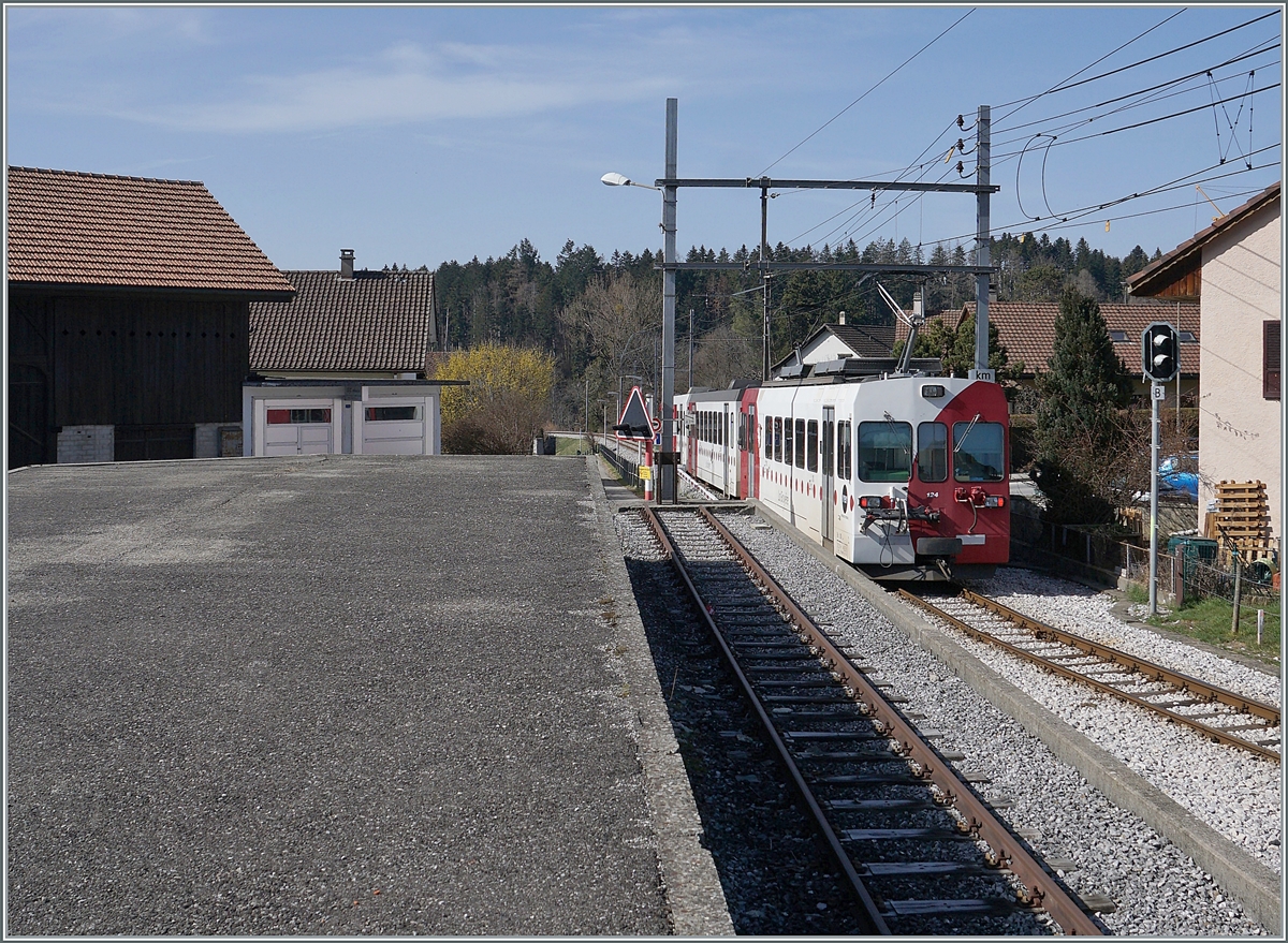 Mit dem schiebenden Be 4/4 124 verlässt der Regionalzug nach Bulle den Bahnhof von Broc Village. 

2. März 2021