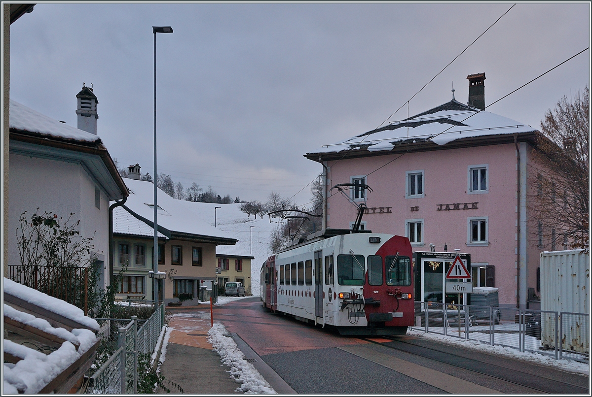 Mit dem schiebennde BDe 4/4 121 verlässt ein TPF Regionalzug nach Bulle Montbovon, wo wie hier zu sehen die Strecke einigen hundert Meter auf der Strasse verläuft. 

3. Dez. 2020
