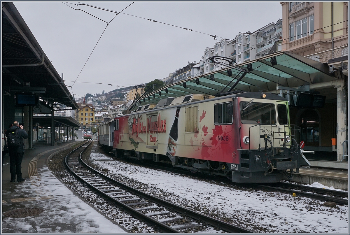 Mit diesem bunten Zug eröffnet die Blonay-Chamby Bahn ihr Jubiläumasjahr  50 Jahre Blonay - Chamby Museumsbahn . Die MOB GDe 4/4 Nr. 6006  Aigle les Murailles  wartet mit ihrem bunten Wagenpark auf die Abfahrt Richtung Zweisimmen. 
Ab Montbovon werden dann zwei HG 3/4 den  Winterdampfzug  übernehmen. 
3. März 2018