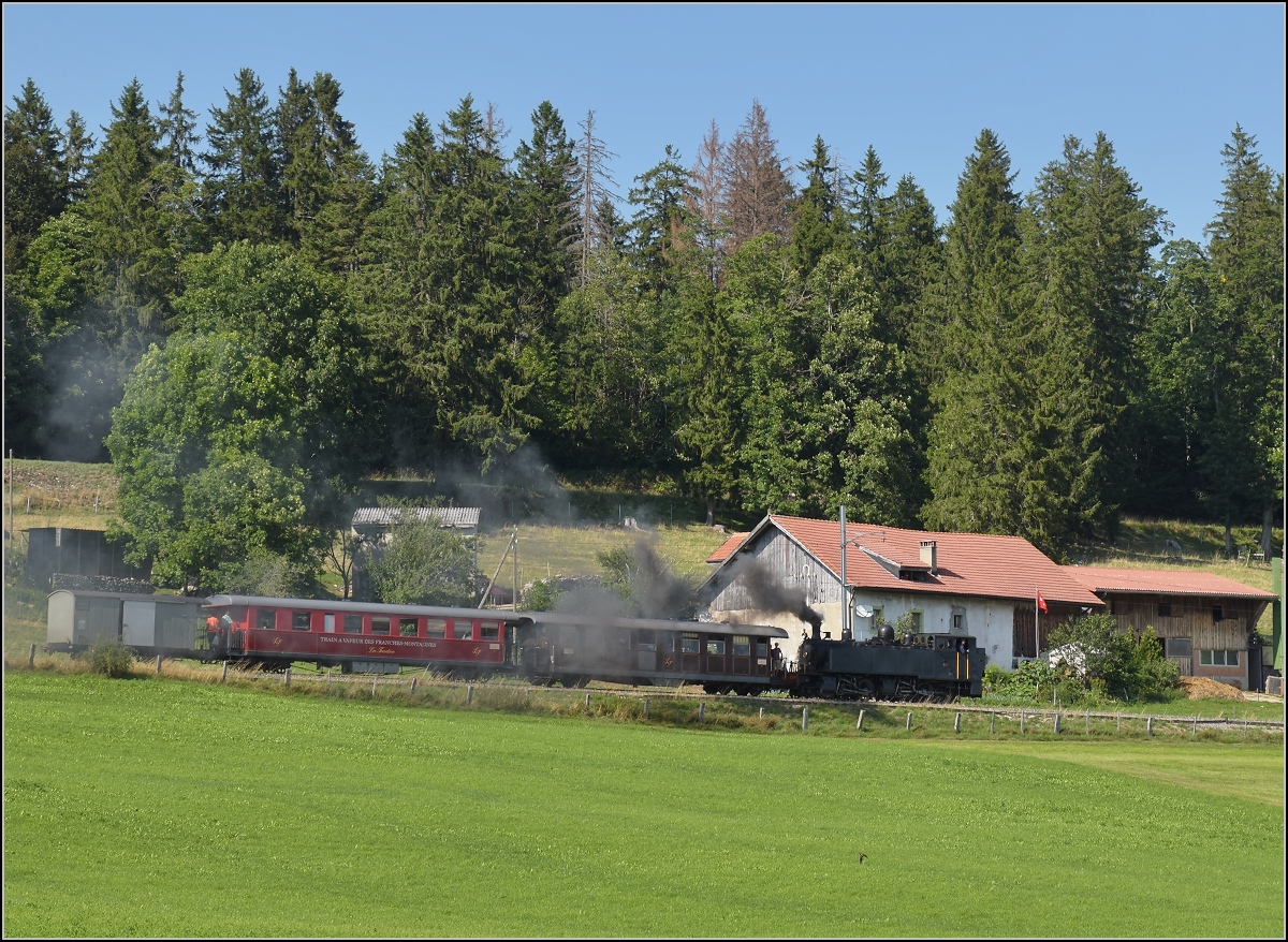 Mit der E 206 nach Tavannes. Vorbeifahrt des La Traction Sonderzuges an Le Bemont. August 2019.