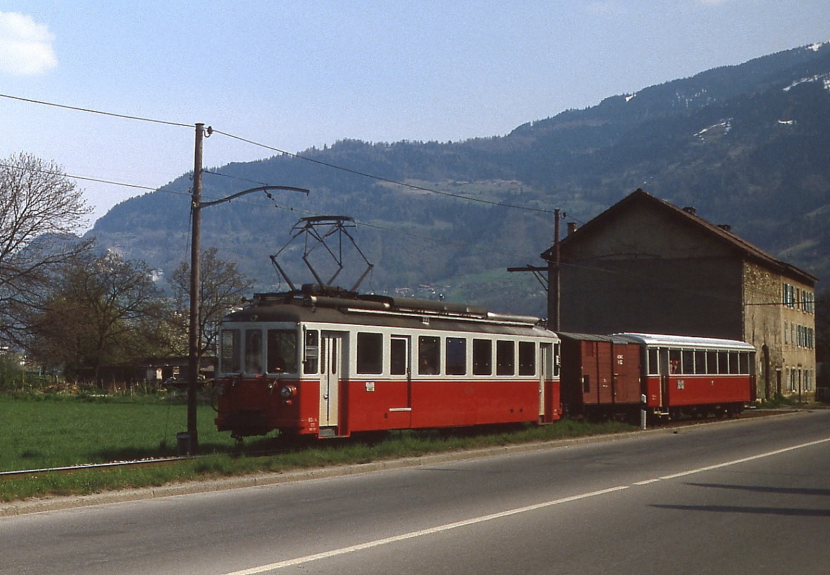 Mit Güter- und Beiwagen ist ein BDe 4/4 der AOMC zwischen Monthey und Colombier-Muraz im Mai 1980 unterwegs