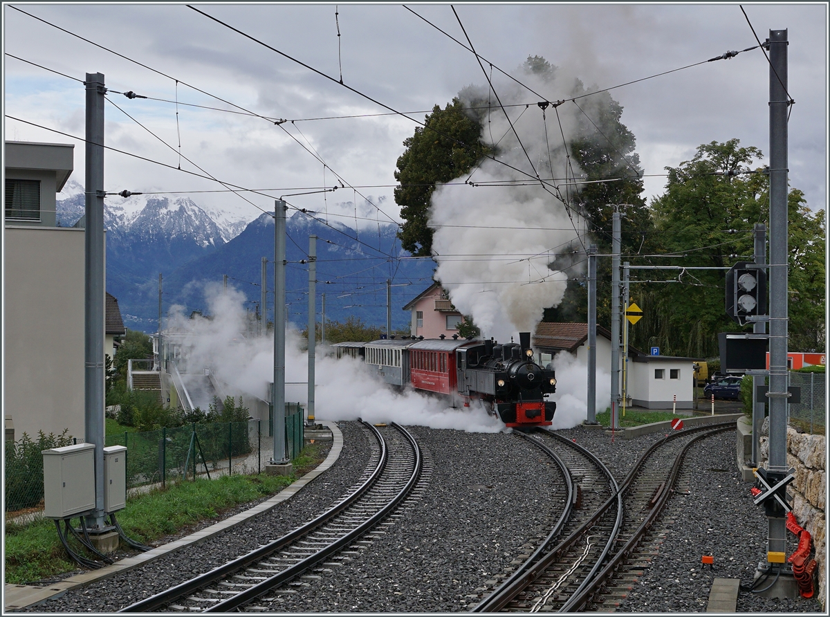 Mit herrlich viel Dampf setzt sich in St-Légier Gare der BC Riviera Belle Epoque Dampfzug nach Chaulin in Bewegung. 

27 Sept. 2020