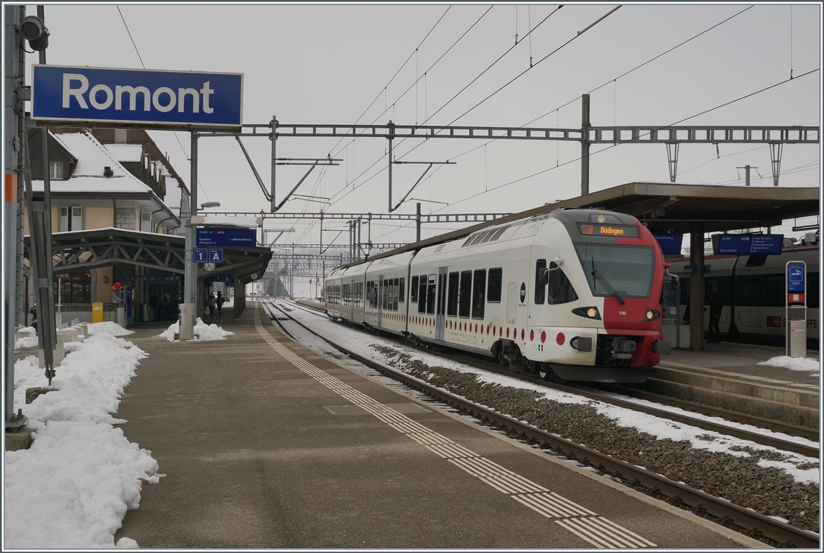Mit der Neuordnung und Ausdehnung des TPF Leistungen verkehren neben den TPF Flirts auch SBB Domino Züge, die teilweise in TPF Farben lackiert wurden. 

Der TPF RABe 527 195 wartet in Romont auf die Fahrt nach Düdignen. 

22. Dez. 2021
