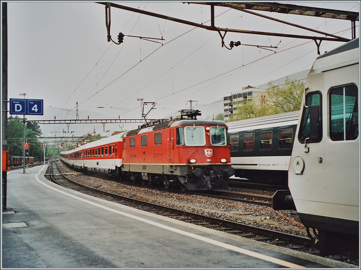 Mit einer SBB Re 4/4 II, welche meine Knipse nicht scharf hinbekam, fährt der EC Mont-Blanc auf dem Weg von Genève nach Dortmund durch Moutier. 

Analogbild vom Frühjahr 2001