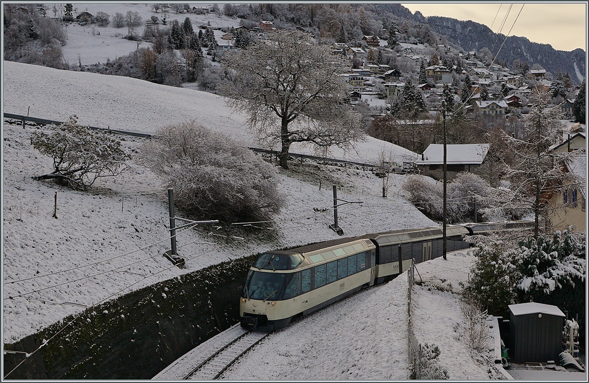 Mit den Steuerwagen Ast 151 an der Spitze ist die MOB Ge 4/4 8001 (erst auf dem folgenden Bild zu sehen) bei Sonzier unterwegs. 

5. Dez. 2020