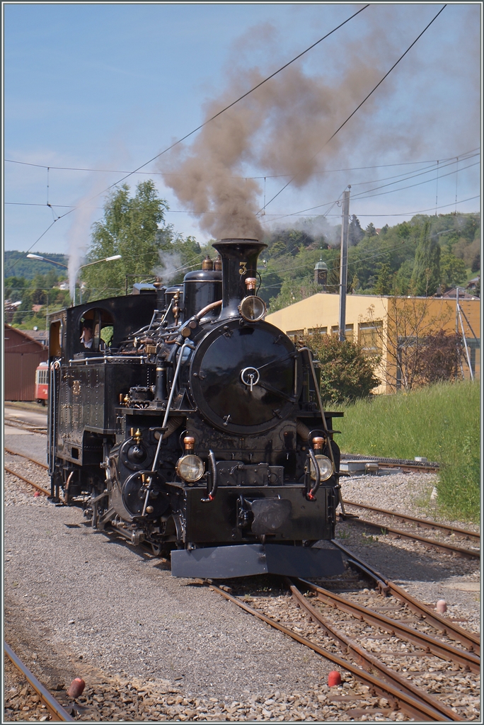 Mit einer Woche Verspätung infolge Erdrutsch, startet die Saison der Blonay -Chamby Bahn nun am Wochenende 9./10 Mai.
Hier rangiert die B.F.D. HG 3/4 N° 3 in Blonay.
10. Mai 2015