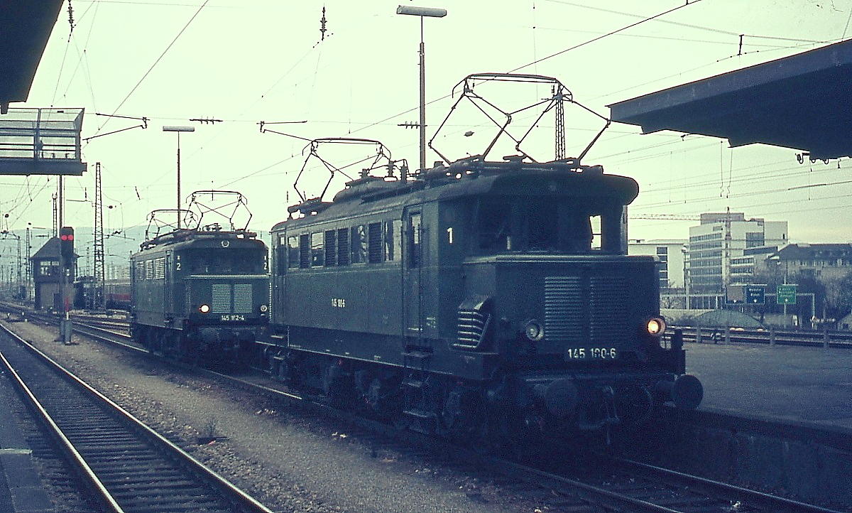 Mitte der 1970er Jahre wurde die Baureihe 145 noch regelm��ig vor Z�gen ins Wiesental eingesetzt, am 31.12.1974 warten 145 180-6 und 145 172-4 in Basel Badischer Bahnhof auf ihren n�chsten Einsatz. Von der 144 unterscheiden sich die 145 durch die elektrische Widerstandsbremse.
