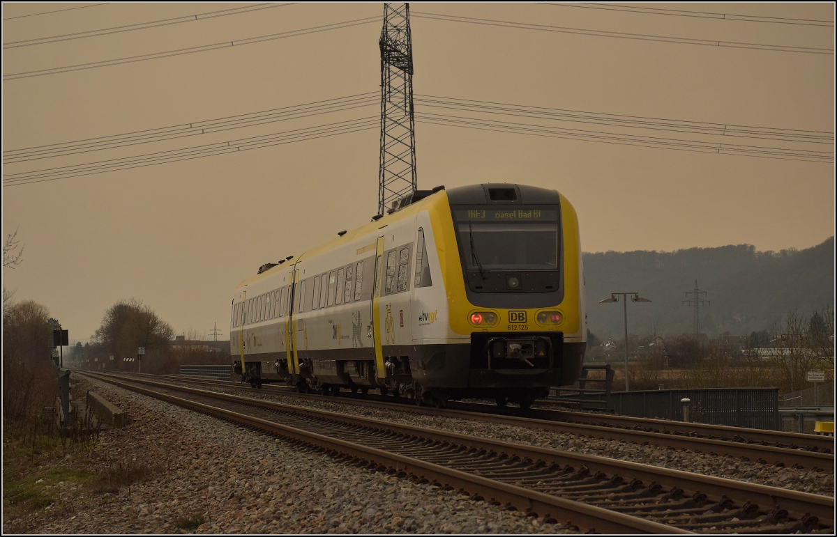 Mitten im  Sandsturm . 612 125 noch am theoretisch helllichten Mittag, der doch von den Sandwolken heftig verfinstert wurde. Voraussichtlich sorgt er im Norden noch für ordentlich  Störungen im Betriebsablauf . Warmbach, Februar 2021.