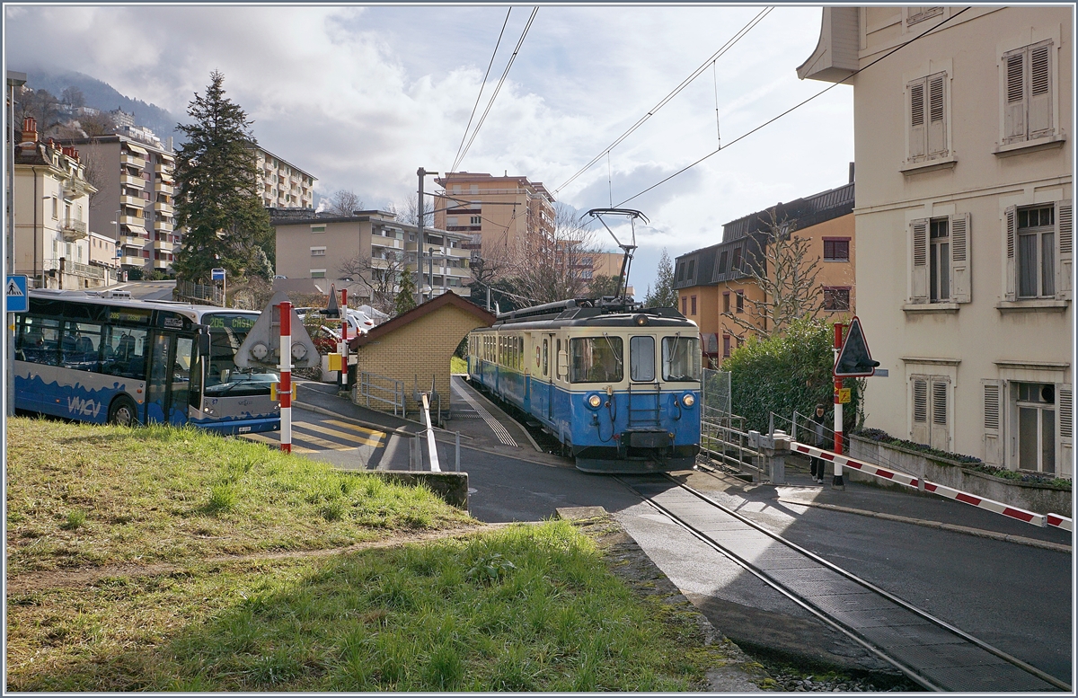 MOB ABe 8/8 Festival in Vuarennes - Kurz aber intensiv: Ich hatte kaum Zeit mir eine passende Fotostelle zu suchen, da kam auch schon der ABDE 8/8 4001 SUISSE und ein AB mit als MOB Regionalzug Montreux (ab 12:44) Zweisimmen durch den Halt  Vuarennes gefahren.
18. Jan. 2019