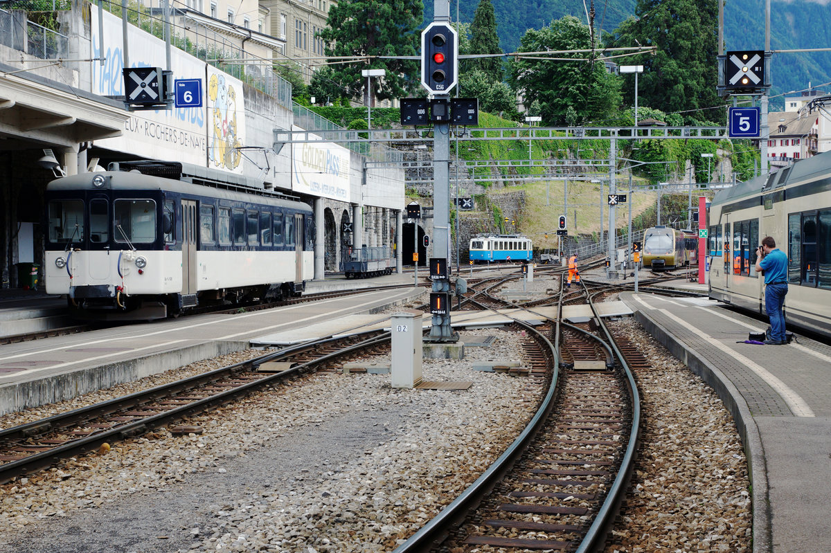 MOB: Am späten Abend des 19. Juni 2016 hatte Daniel Widmer von IGSCHIENESCHWEIZ auf dem Bahnhof Montreux noch einige interessante Fahrzeuge im Blickwinkel.
Foto: Walter Ruetsch