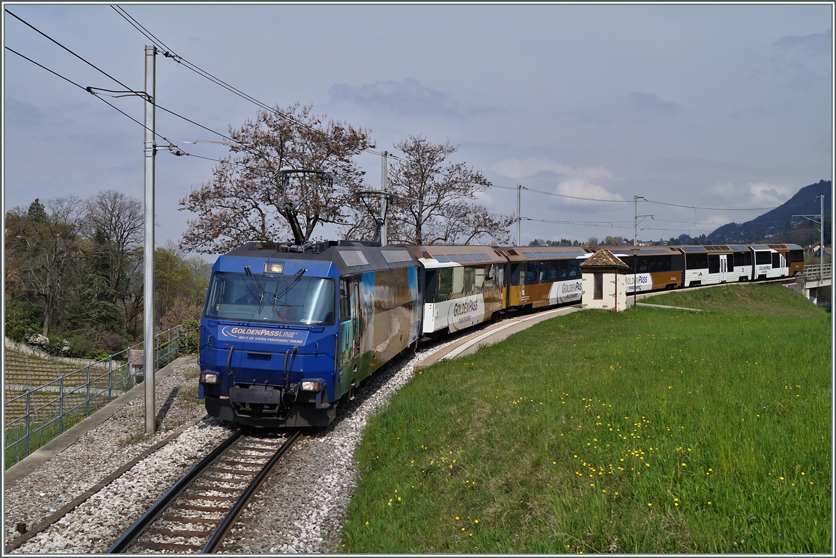 MOB Ge 4/4 Serie 8000 mit dem Goldenpass Panoramic Express bei Châtelard VD.
