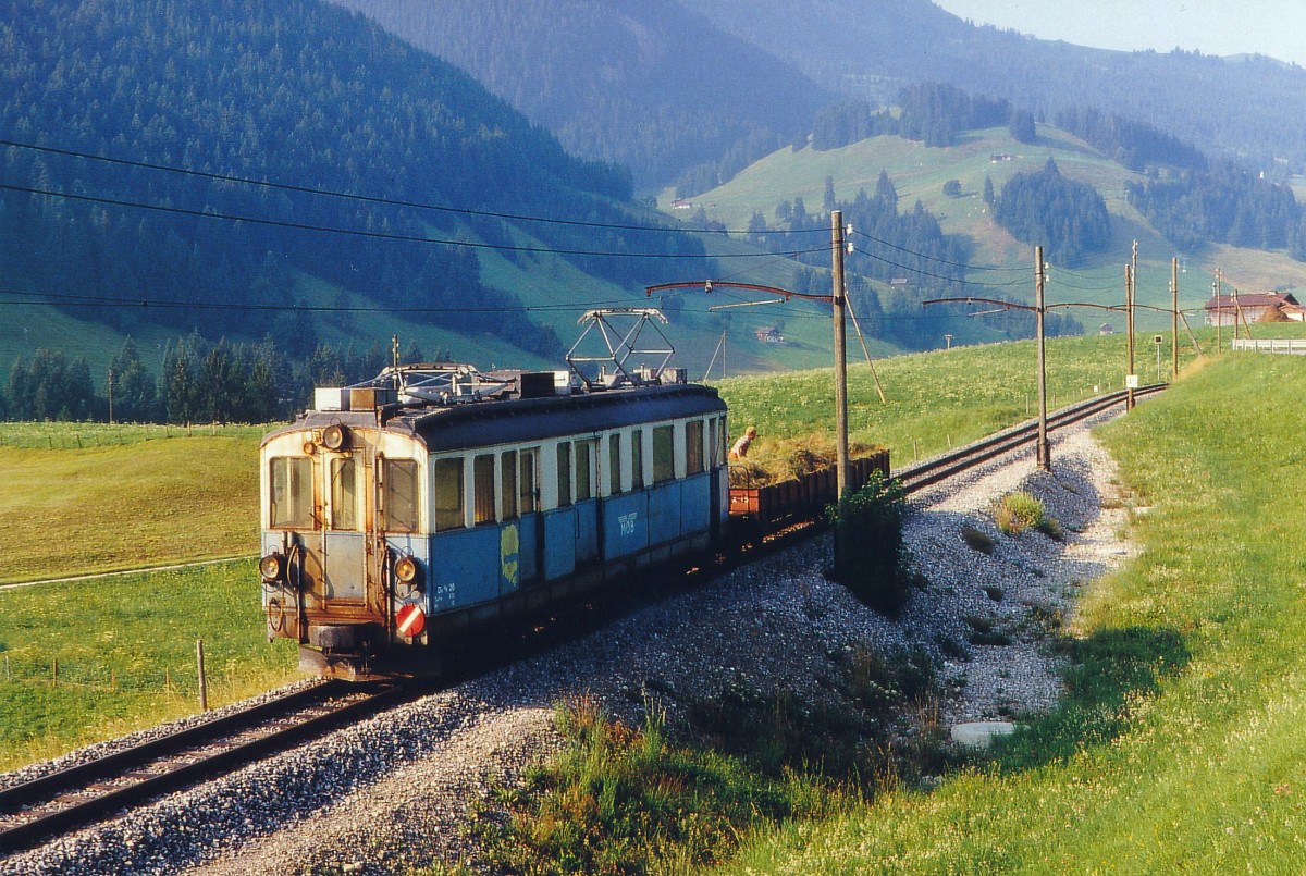 MOB: HEUZUG mit dem BDe 4/4 26 (1912) bei Fleindruz im Sommer 1991. Zum grossen Glück wurde dieser Triebwagen nicht verschrottet. Zusammen mit dem B 61 wird er von der Modellbahngruppe Obersimmenthal-Saanenland bereits seit mehreren Jahren als Klublokal genutzt.
Foto: Walter Ruetsch 
