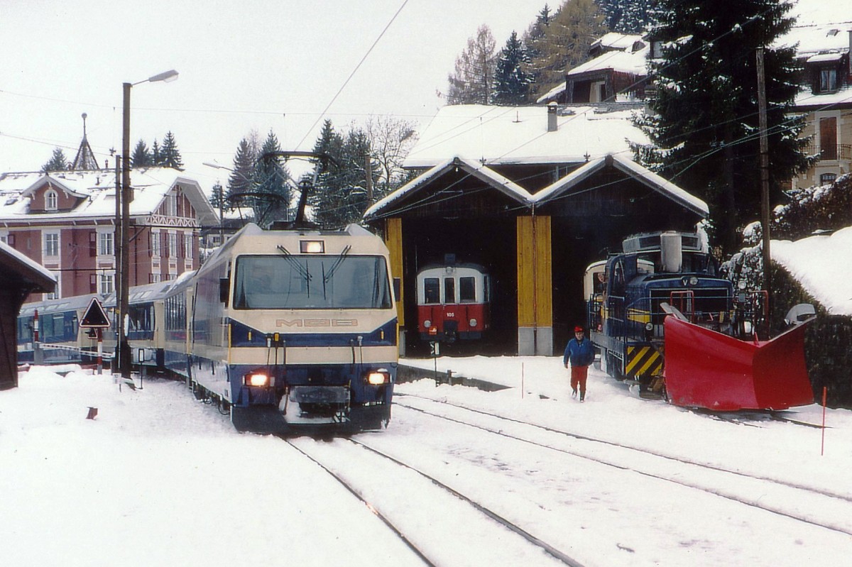 MOB: Winterliche Stimmung in Les Avants im Januar 1996. Auf dieser historischen Aufnahme zu erkennen sind eine Ge 4/4 8001-8004, der CEV BDe 4/4 105 sowie ein Schneeräumungszug mit Gm 4/4 2003-2004.
Foto: Walter Ruetsch 