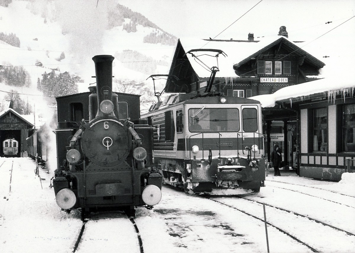 MOB/BC: BC-Dampfsonderfahrt auf dem MOB vom 6. M�rz 1988. G 3/3 6 ex BAM neben MOB-GDe 4/4 auf dem Bahnhof Ch�teau d'Oex. Im Hintergrund sichtbar ist der alte Lokschuppen mit dem Rangiertriebwagen BDe 4/4 16.
Foto: Walter Ruetsch
