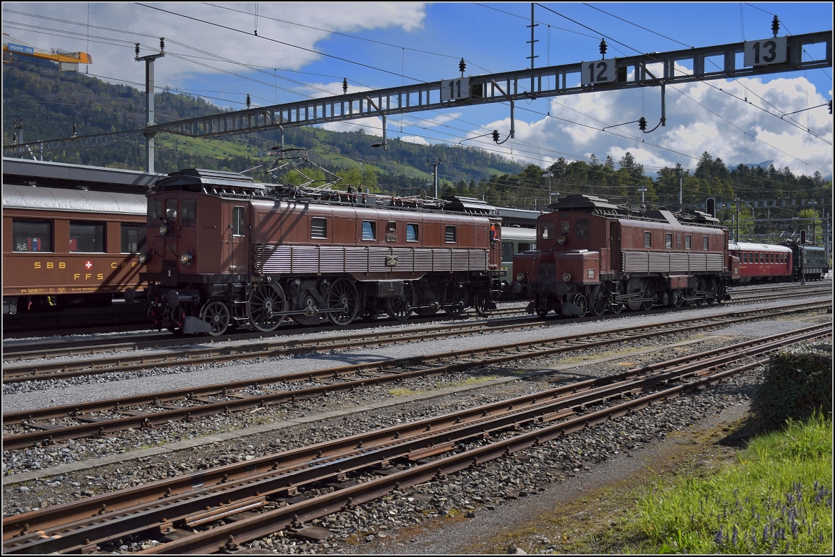 Modernes zurückgedrängt, Be 4/6 12320 rangiert vor der historischen Ware und die Grossmutter Ce 6/8<sup>I</sup> 14201 wartet auf Abholung. Denn beide Loks müssen vor den Zug im Hintergrund, bevor es weitergeht nach Brunnen, wo bereits der grüne Blindenhund Re 4/4<sup>II</sup> 11161 für die ETCS-Strecke wartet. Arth-Goldau, Mai 2017.