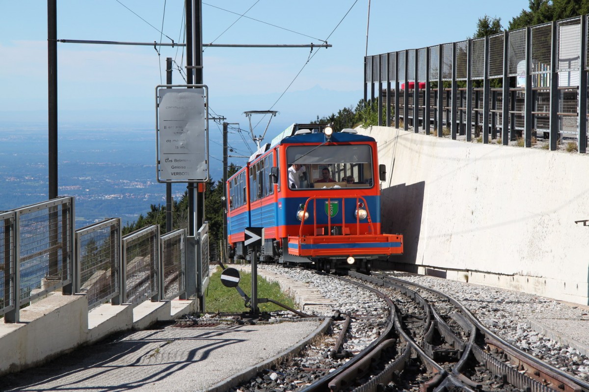 Monte Generoso Bahn,Einfahrt eines Zuges in die Bergstation Vetta(1605 m.�.M.)09.09.13  
