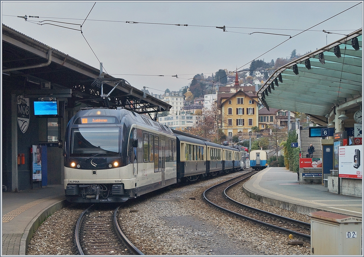 Montreux, Ausgangsstation der GOLDENPASS Züge nach Luzern; doch heute verbindet eine weitere Tatsache Montreux mit Luzern: Beide Bahnhöfe können Baustellenbedingt dieses Wochenende nicht mit Normalspurbahnen erreicht werden. Im Bild der MOB Belle Epoque in Montreux kurz vor der Abfahrt nach Zweisimmen.
17. Nov. 2018