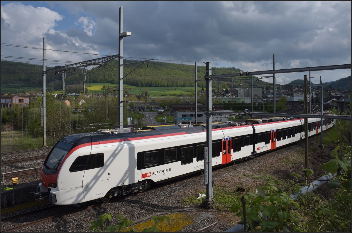 Mouette versteckt in Frick. 

Der nigelnagelneue RABe 523 503 ist auf einem Gleisanschluss in Frick geparkt. April 2022.