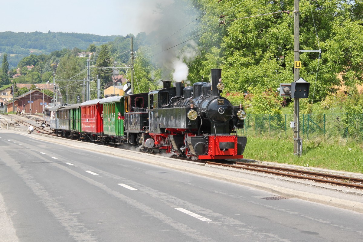 Museumsbahn Blonay-Chamby.Dampfzug mit Mallet Dampflok G 2x2/2 Nr.105 MGB Karlsruhe(1918)und J-S Dampflok 909 G3/3  Br�nig (1901)bei der Ausfahrt aus der Station Blonay.07.06.14