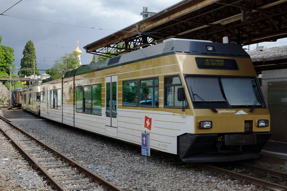 MVR/CEV: Seit der Inbetriebnahme der neuen ABeh 2/6 SURF-FLOTTE stehen mehrere Fahrzeuge der ältern Generationen  ARBEITSLOS  auf den Abstellgeleisen in Vevey.
Be 2/6 (7001-7004) in Vevey am 19. Juni 2016.
Foto: Walter Ruetsch
