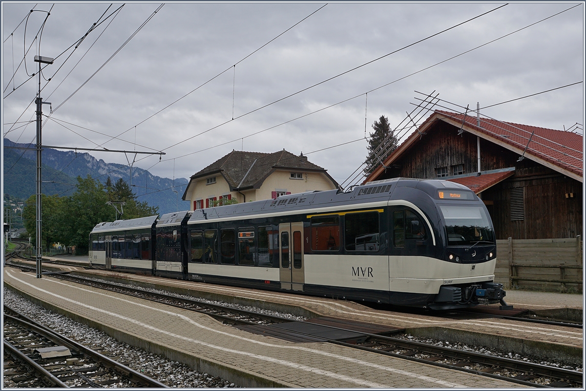 Nach der Abfahrt des MOB ABDe 8/8 trifft der ABhe 2/6 7503  Blonay-Chamby  als Regionalzug 2424 von Les Avant nach Montreux unterwegs in Chernex ein. 

4. Okt. 2019