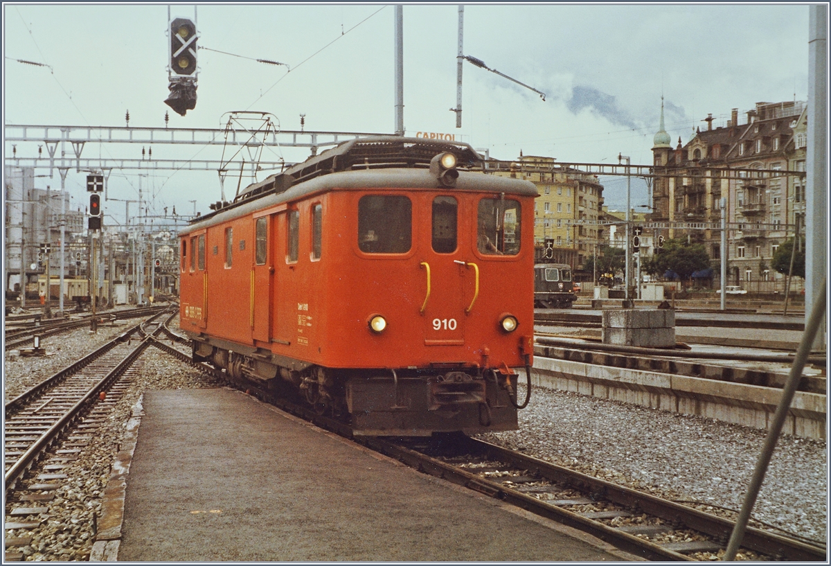 Nach der Ausfahrt ihres Zuges in Luzern, wechselt der SBB Deh 4/6 910 das Gleis um den nächsten Zug Richtung Interlaken bespannen zu können. 

Analog Bild vom Sommer 1987