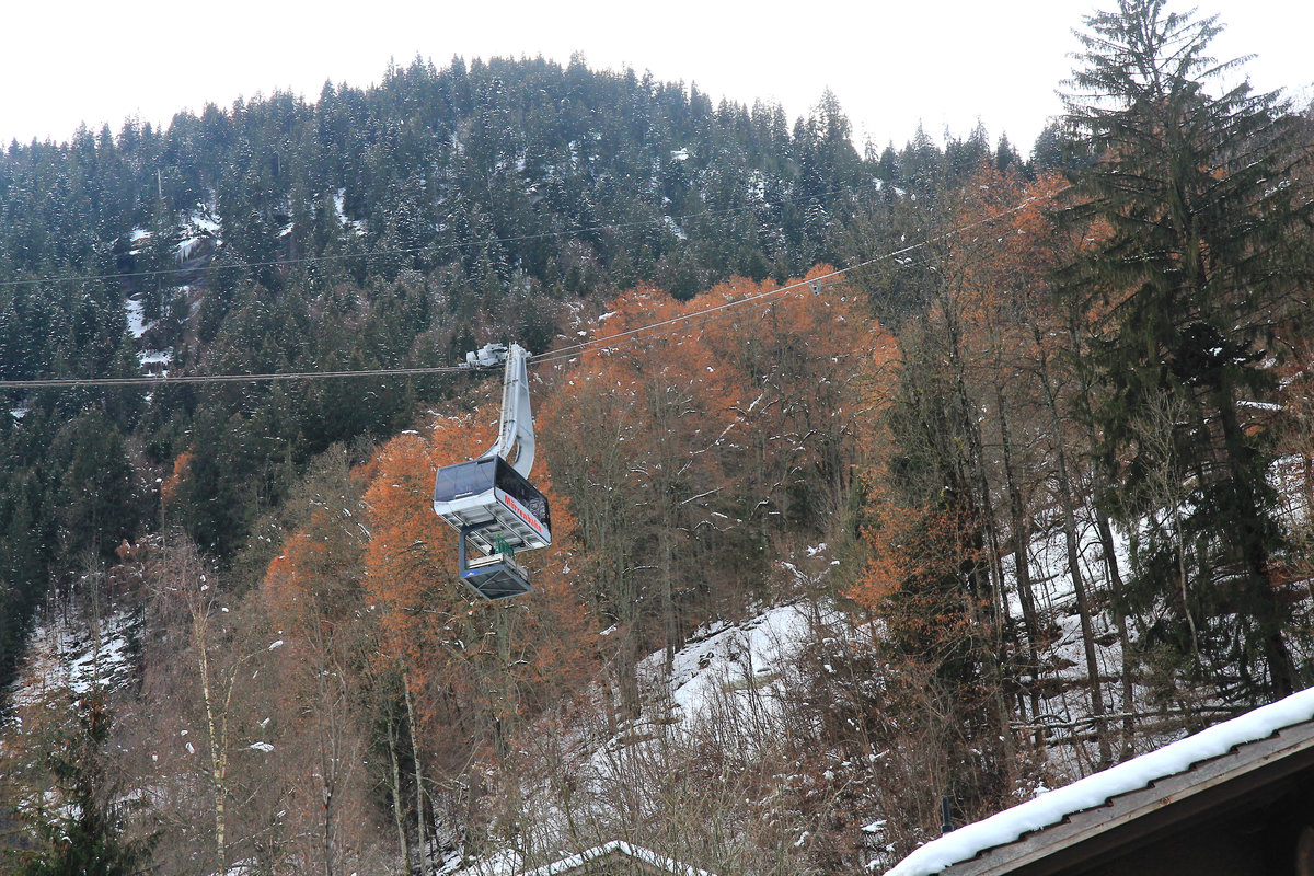 Nach dem Abbruch der Standseilbahn Lauterbrunnen - Grütschalp entstand diese Luftseilbahn mit einer Kabine und einer Materialtransportmöglichkeit unter der Kabine. Im Bild wird unter der Kabine ein Güterbehälter nach Grütschalp transportiert, wo er dann - siehe nächstes Bild - auf einen BLM-Güterwagen umgeladen wird. Oberhalb Lauterbrunnen, 14.Dezember 2020  