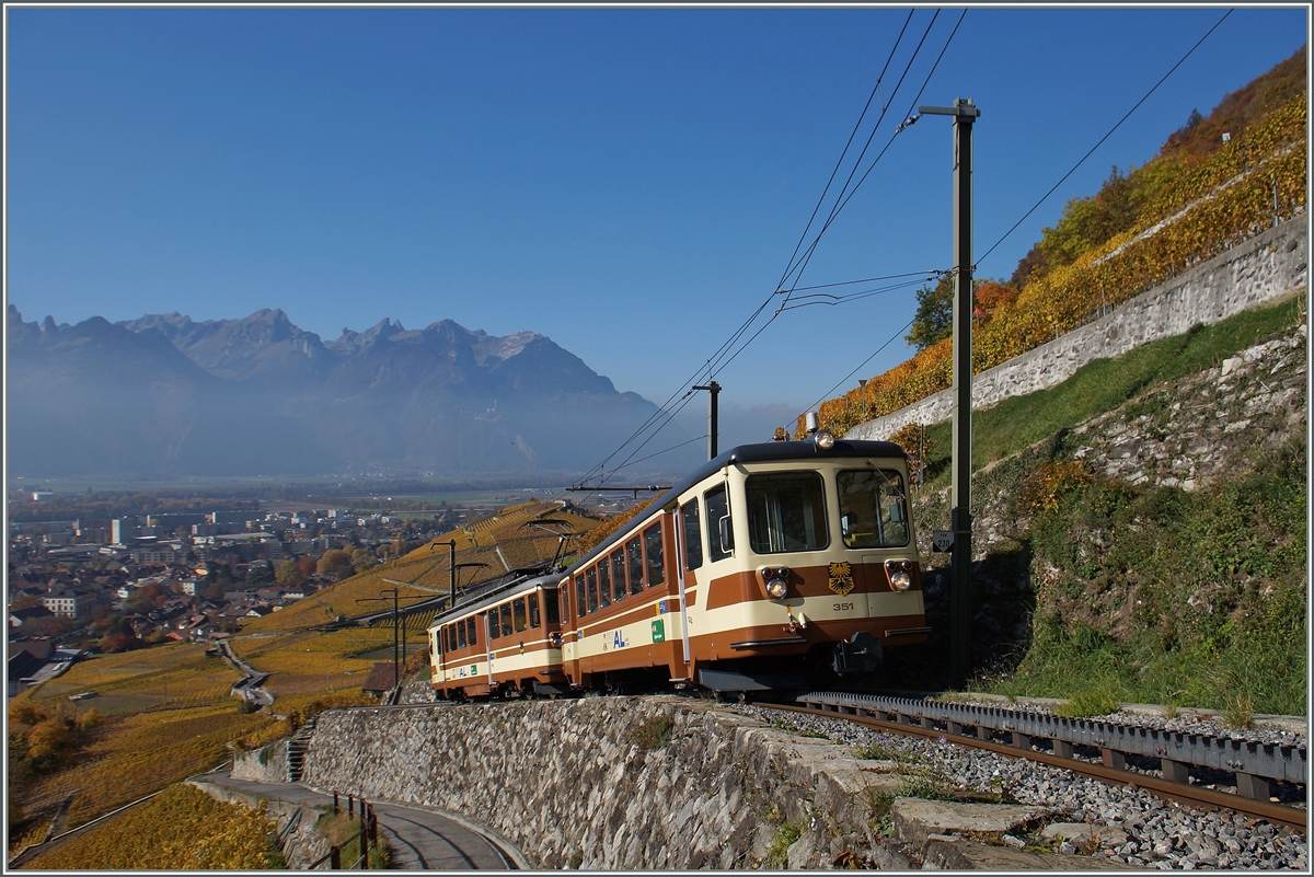 Nach der Fahrt durch die Altstadt von Ailge und der Spitkehr in  Aigle Dépôt  geht es stiel berwärts Richtung Leysin.
1. Nov. 2015