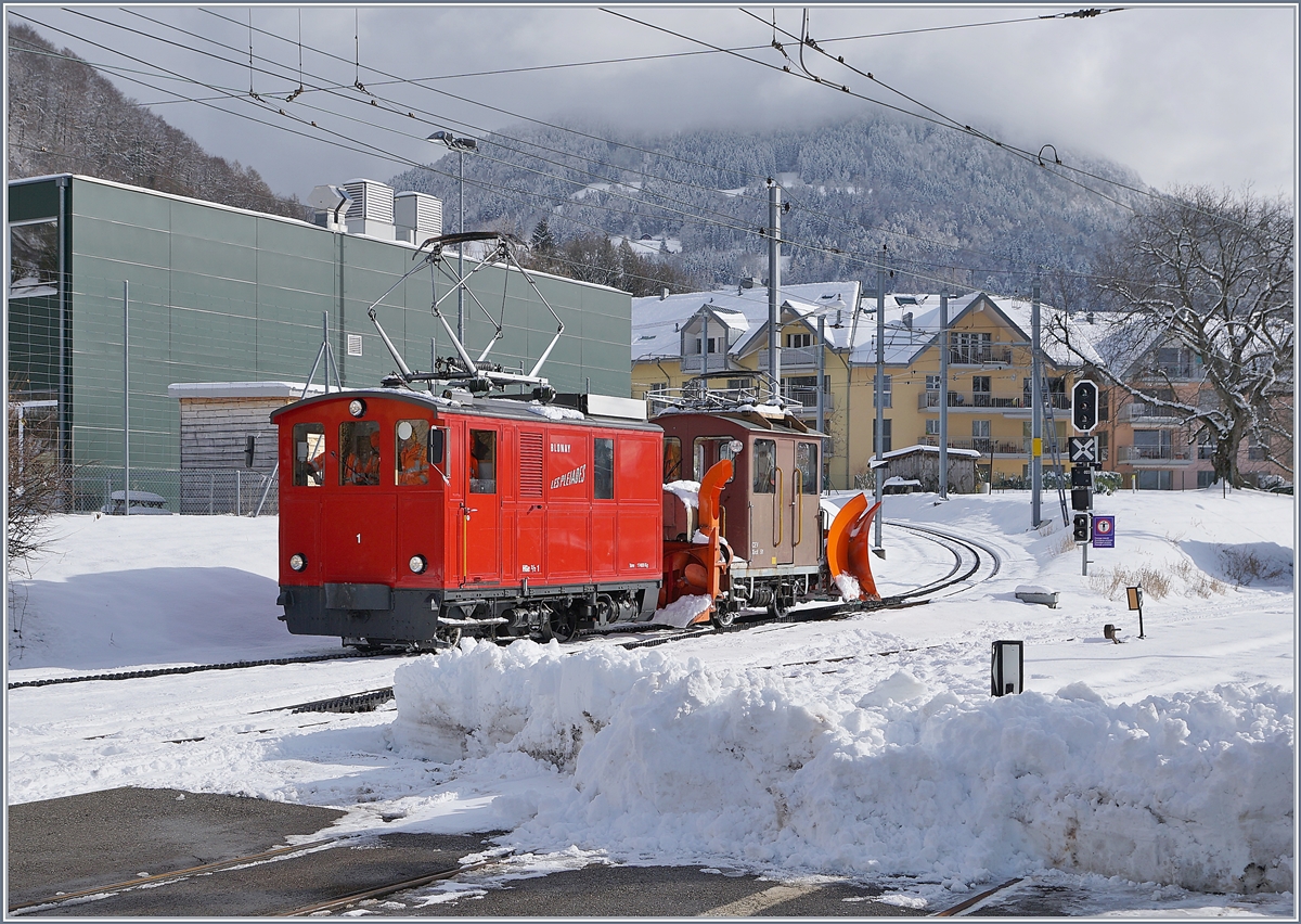 Nach getaner Arbeit auf der Strecke nach Les Pléiades erreicht die CEV HGe 2/2 und die X rot 91 Blonay und werden rasch in den Lokschuppen gebracht. 

29. Jan. 2019