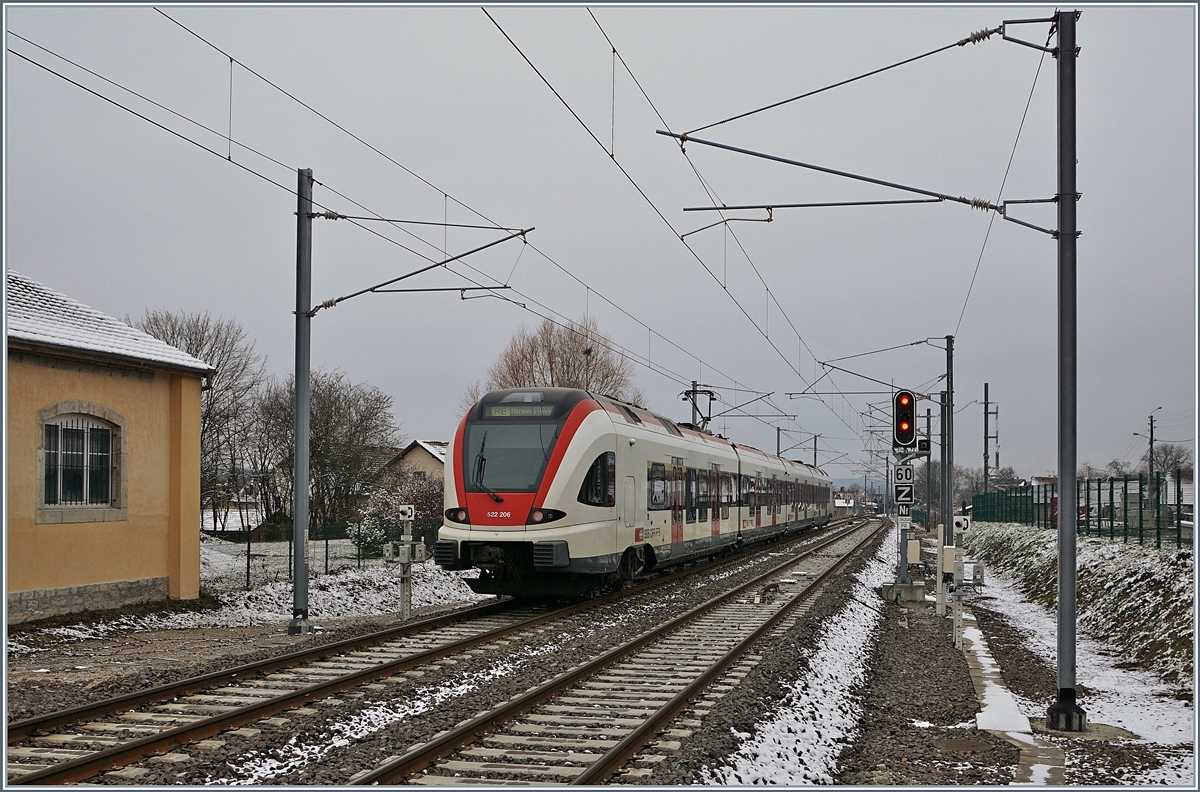 Nach Meroux fahrend, verlässt der SBB RABe 522 206 als RE 18176 nach einem kurzen Halt den Bahnhof von Grandvillars. 
11. Jan. 2019