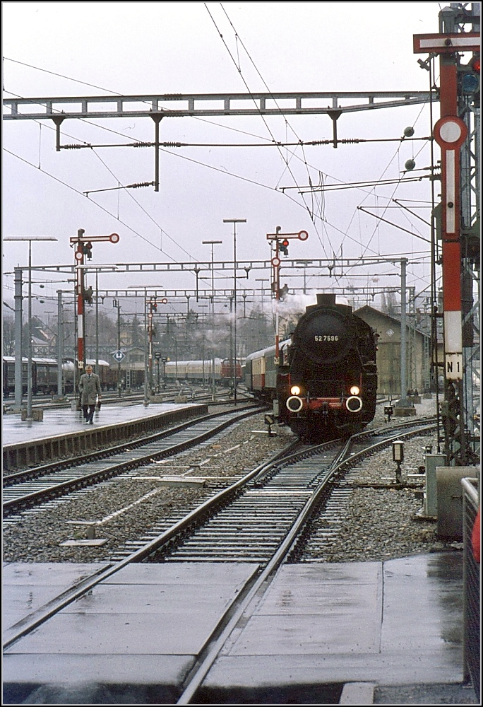 Nach der �bernahme der 52 7596 von der �BB konnte man nur auf Gleisen der HzL fahren und hier f�r einen Ausflug auf der MThB. So war im DB-Bahnhof Konstanz trotz Dampfverbots die ohrenlose 52 unterwegs. Die Reise ging auf der Stammstrecke der MThB von Konstanz nach Wil und zur�ck. Etwa April 1978 in Konstanz aufgenommen. Ein Blick in die Umgebung zeigt, dass in Konstanz noch umfangreichere Gleisanlagen vorhanden waren.