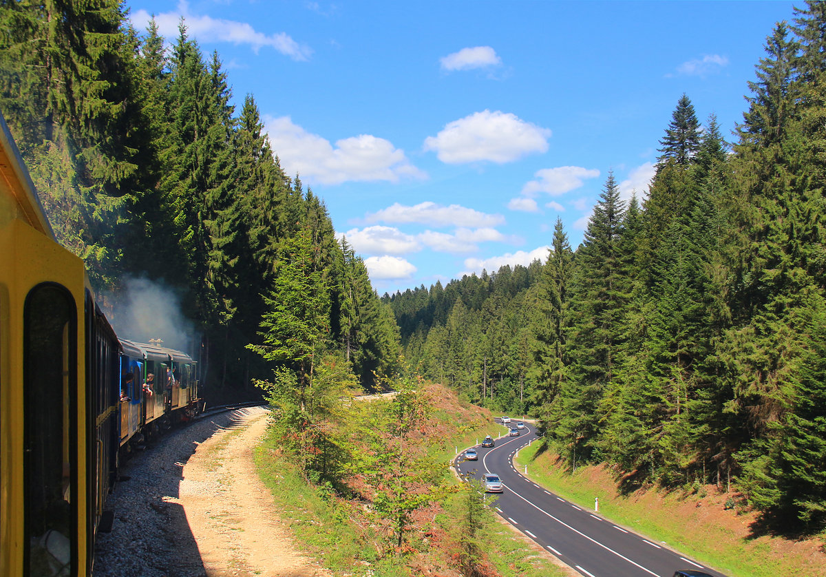 Nach Ueberquerung des Passes geht es nun sehr steil hinab Richtung Pontarlier. Es gab einmal eine Zeit, da fuhren die internationalen Z�ge von Lausanne nach Paris hier durch. 11.August 2018