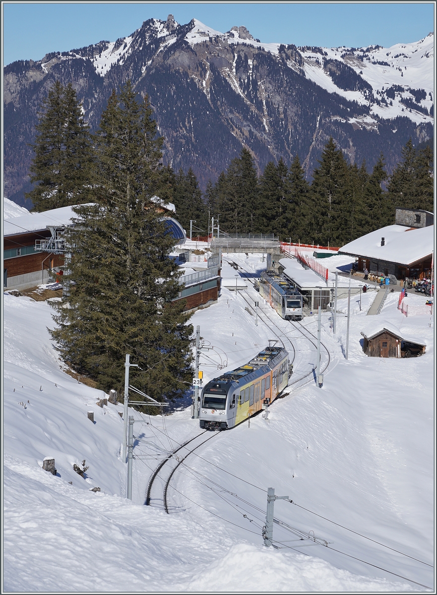 Nach der vollzogenen Kreuzung verlässt der Be 4/6 102  Jungfrau  Winteregg in Richtung Mürren. 

18. Feb. 2025